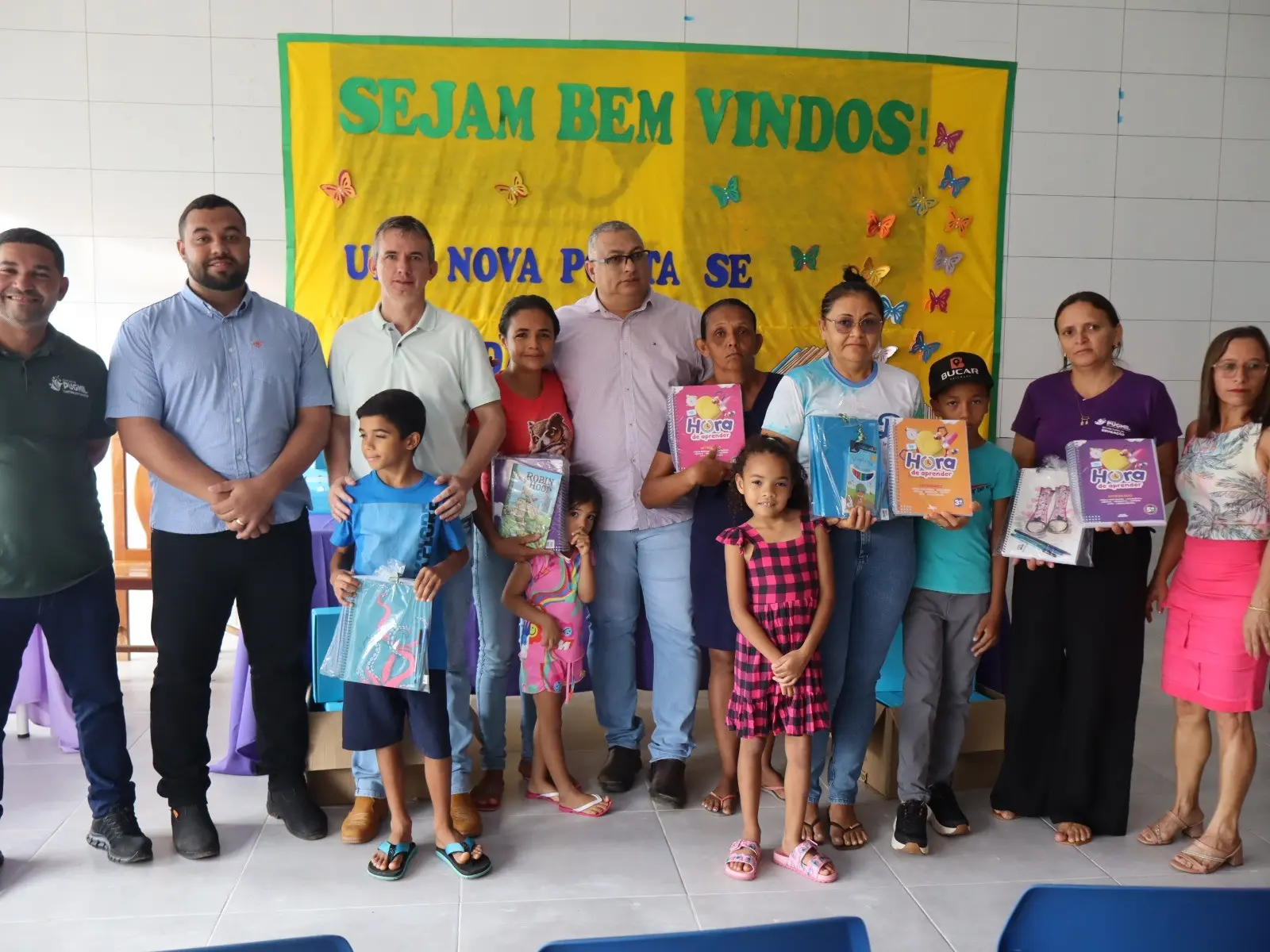 Governo Municipal realiza entrega de kits escolares e Chromebooks para alunos da rede municipal,